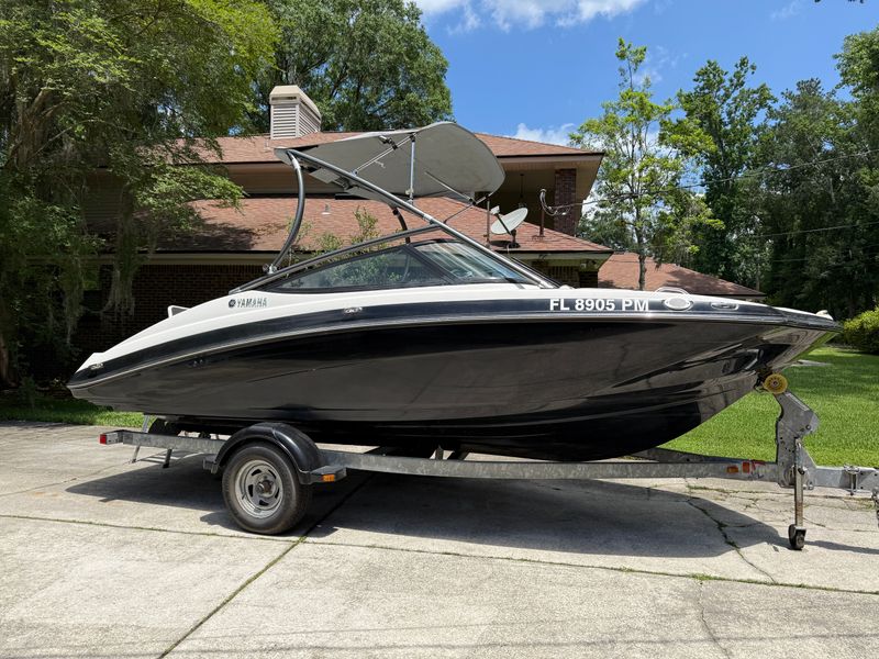 Excellent Condition Yamaha Jet Boat w/ Wake Tower & Trailer 